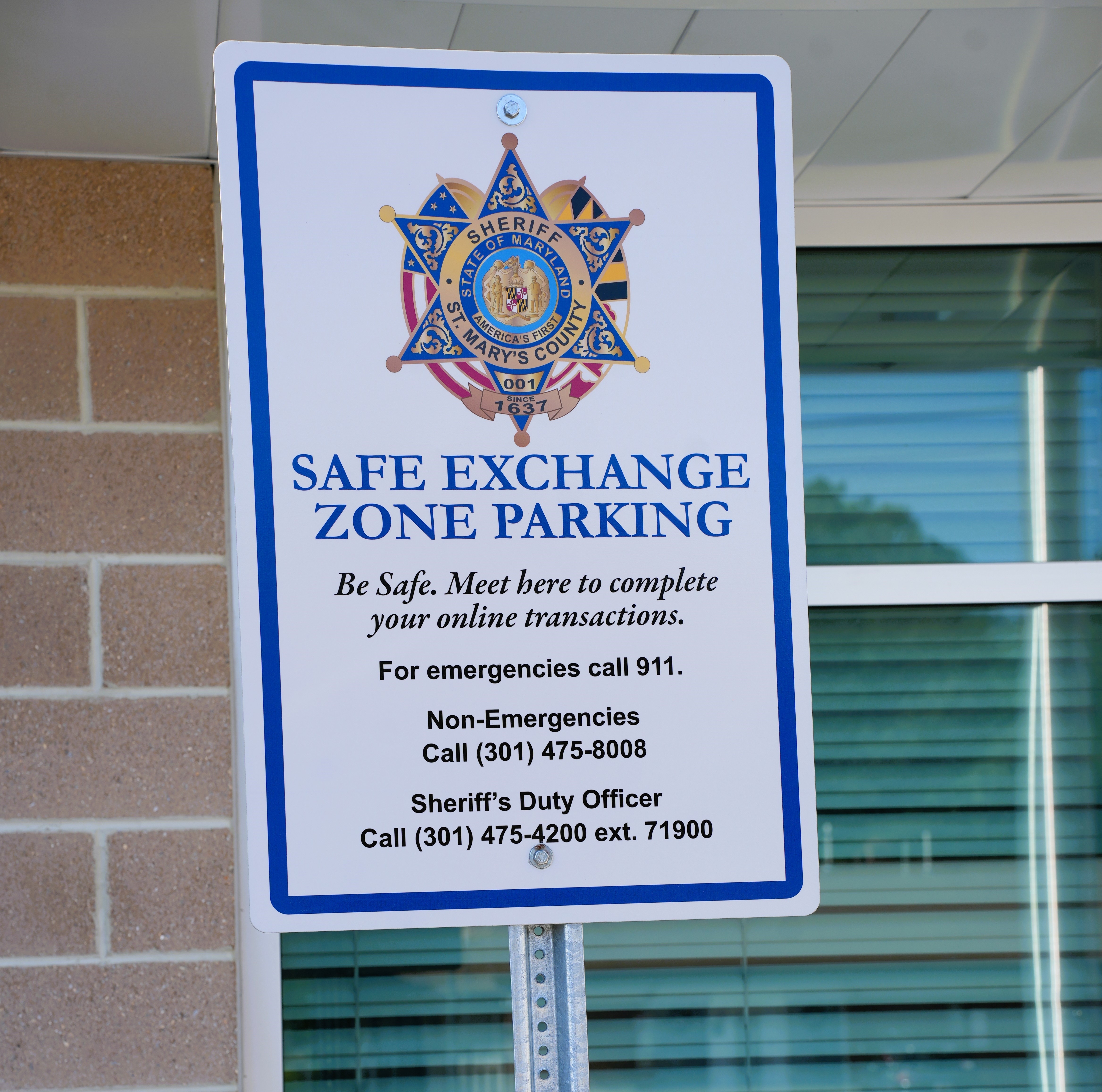 Safe Exchange Zone Parking sign that reads: Be Safe, Meet here to complete your online transactions.